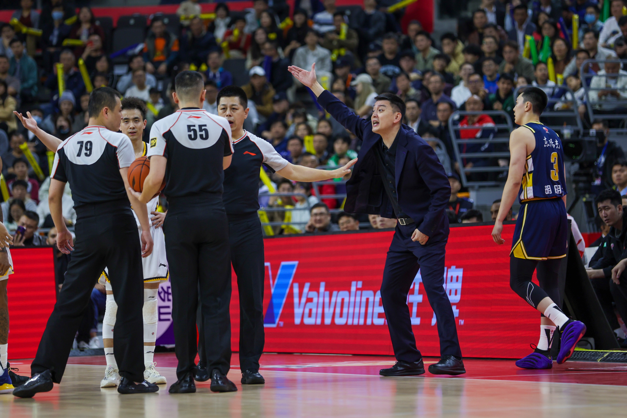 关于清晨突围战来临，多伦多猛龙围绕CBA季后赛临场应变，球迷炸锅，轮换策略成焦点的信息